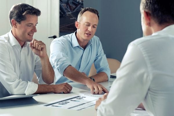 Tre medarbejdere fra Dansk Ejerkapital holder møde om investering